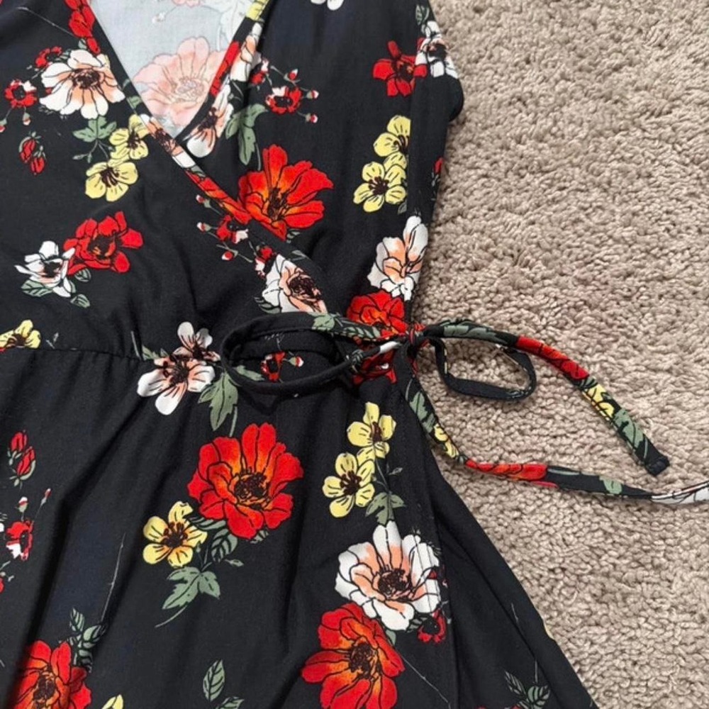 Black and red floral mini dress with tie wais - Picture 2 of 6
